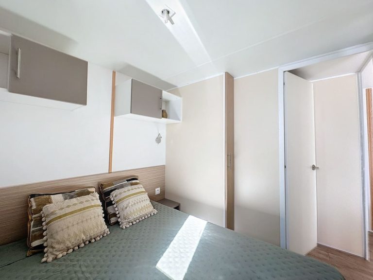 Chalé Rooftoop Bungalow Pool View e Bungalow Rooftop Alvor View do Summer Cascade Alvor Apartments & Suites. Ideal para suas férias no Algarve.