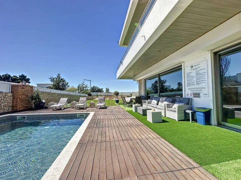 Chalé Rooftoop Bungalow Pool View do Summer Cascade Alvor Apartments & Suites. Ideal para suas férias no Algarve. Piscina de uso comum para: Suite Master, suite Gaivota