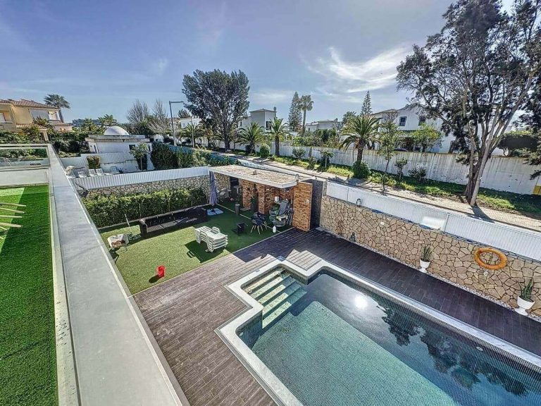 Chalé Rooftoop Bungalow Pool View do Summer Cascade Alvor Apartments & Suites. Ideal para suas férias no Algarve.