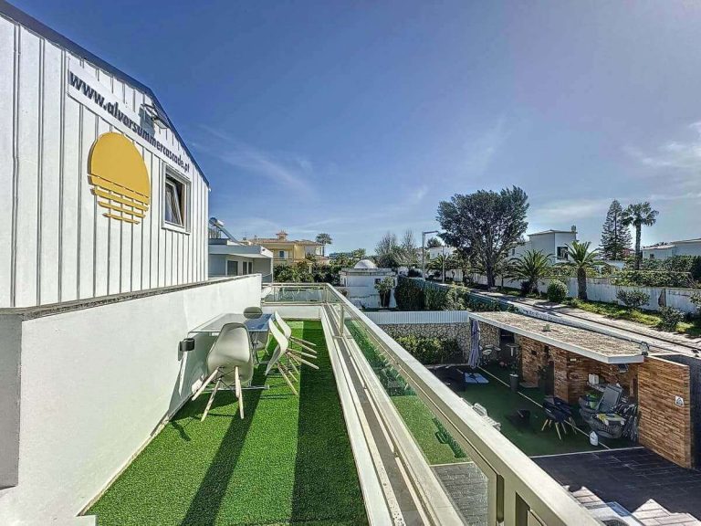 Chalé Rooftoop Bungalow Pool View do Summer Cascade Alvor Apartments & Suites. Ideal para suas férias no Algarve.