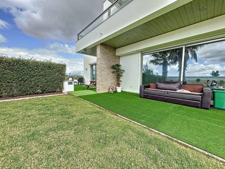 Área Comum do Summer Cascade Alvor - Piscina, Jardim, Sofá, Poltronas, Mesa de refeição e Espaço de Convivência